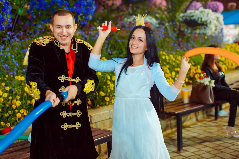 BALLOON BENDER FOR GRAND OPENING OF MIRACLE GARDEN