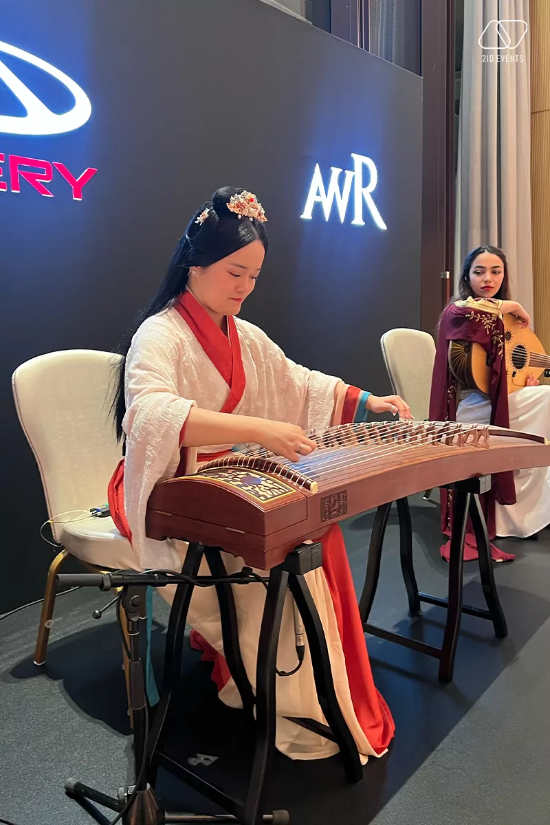 FEMALE-GUZHEN-PLAYER-IN-DUBAI-1