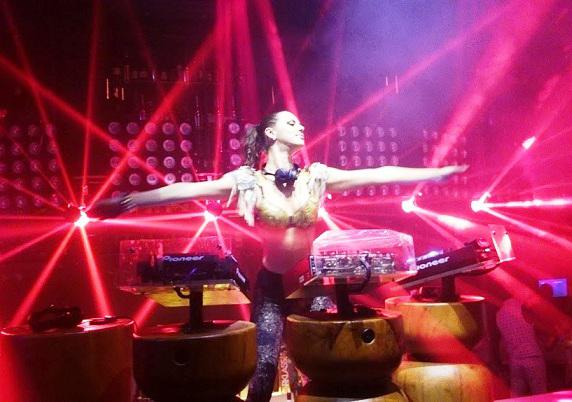 DJ-VICKY-IN-DUBAI-4.jpg