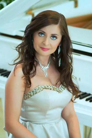 FEMALE-PIANO-PLAYER-IN-DUBAI-1.jpg