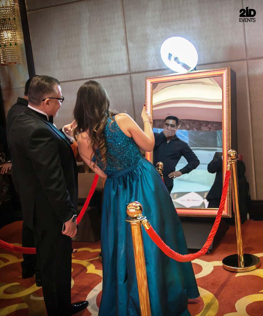 MIRROR-PHOTO-BOOTH-IN-DUBAI-2.jpg