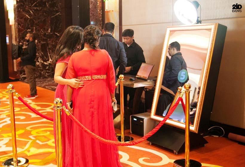 MIRROR-PHOTO-BOOTH-IN-DUBAI-3.jpg
