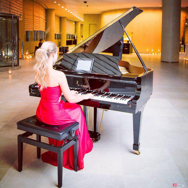 FEMALE PIANIST IN DUBAI