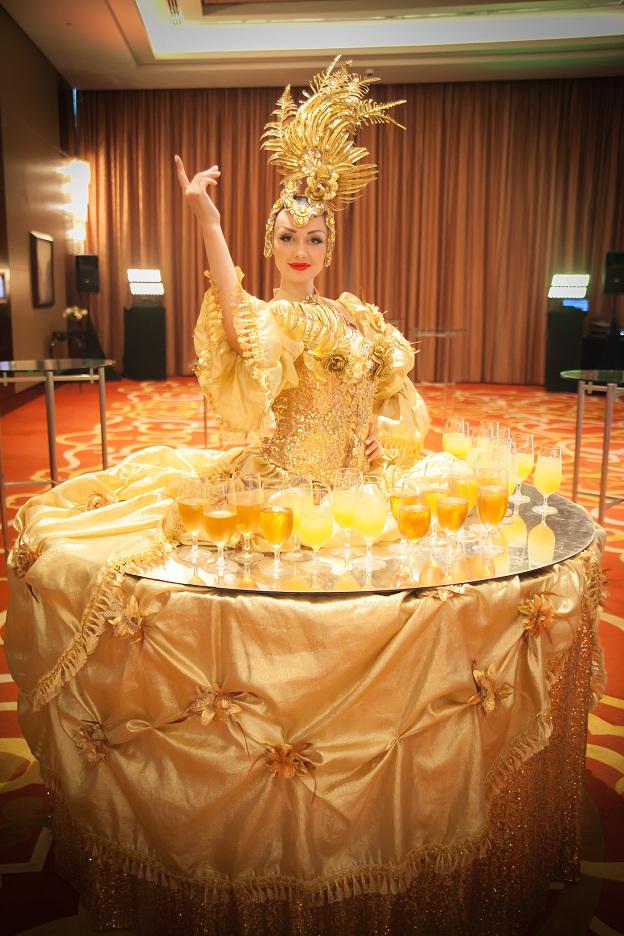 WALKING TABLE LADY IN DUBAI